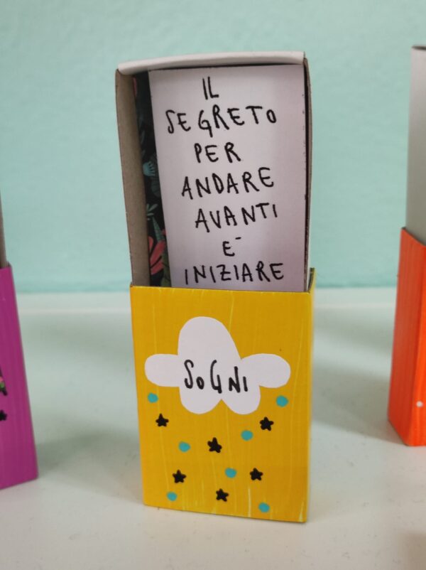 pensieri in scatola dipinti a mano