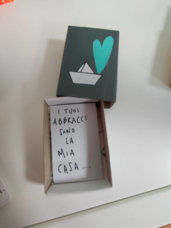 pensieri in scatola dipinti a mano