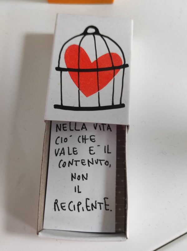 pensieri in scatola dipinti a mano