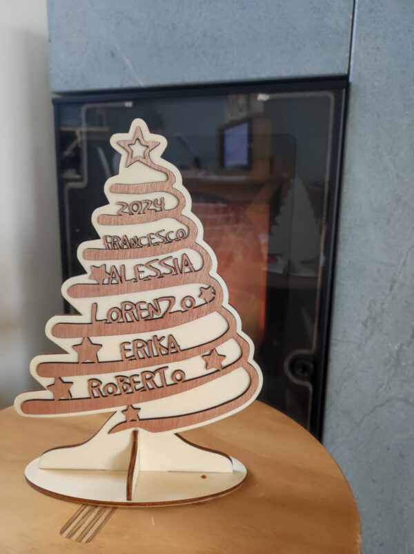 albero di natale con nomi